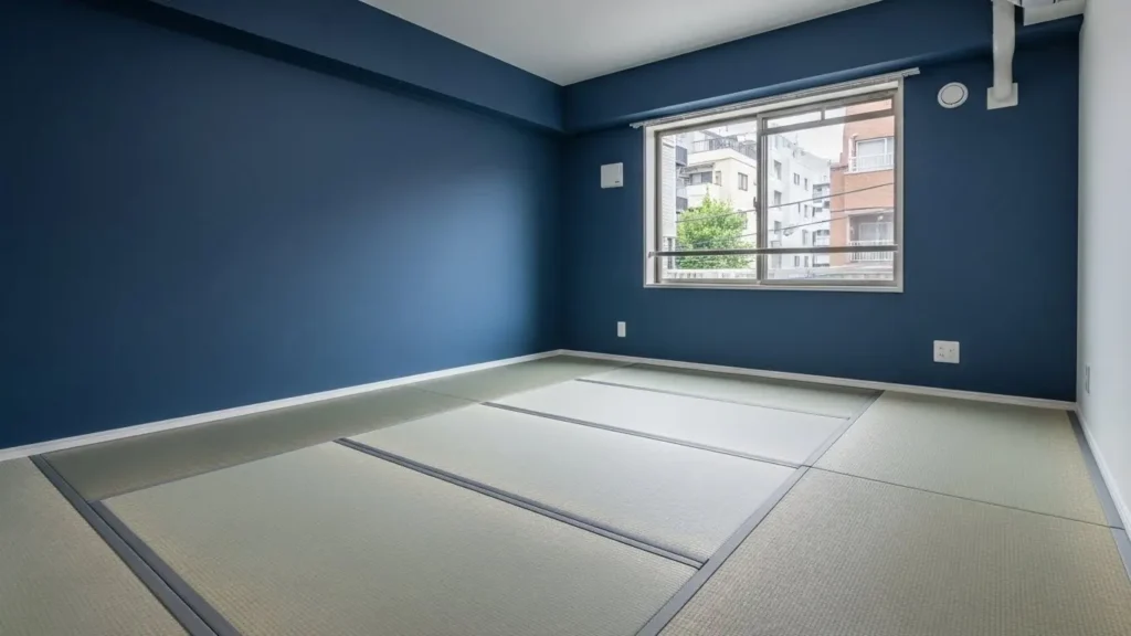 府中市の賃貸物件で、空室対策としてグレーの目積畳を敷き、壁紙をお洒落なネイビーに変えた事例